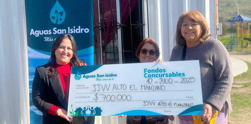 Tesorera de Junta de Vecinos y vecinas recibiendo cheque de fondo adjudicado